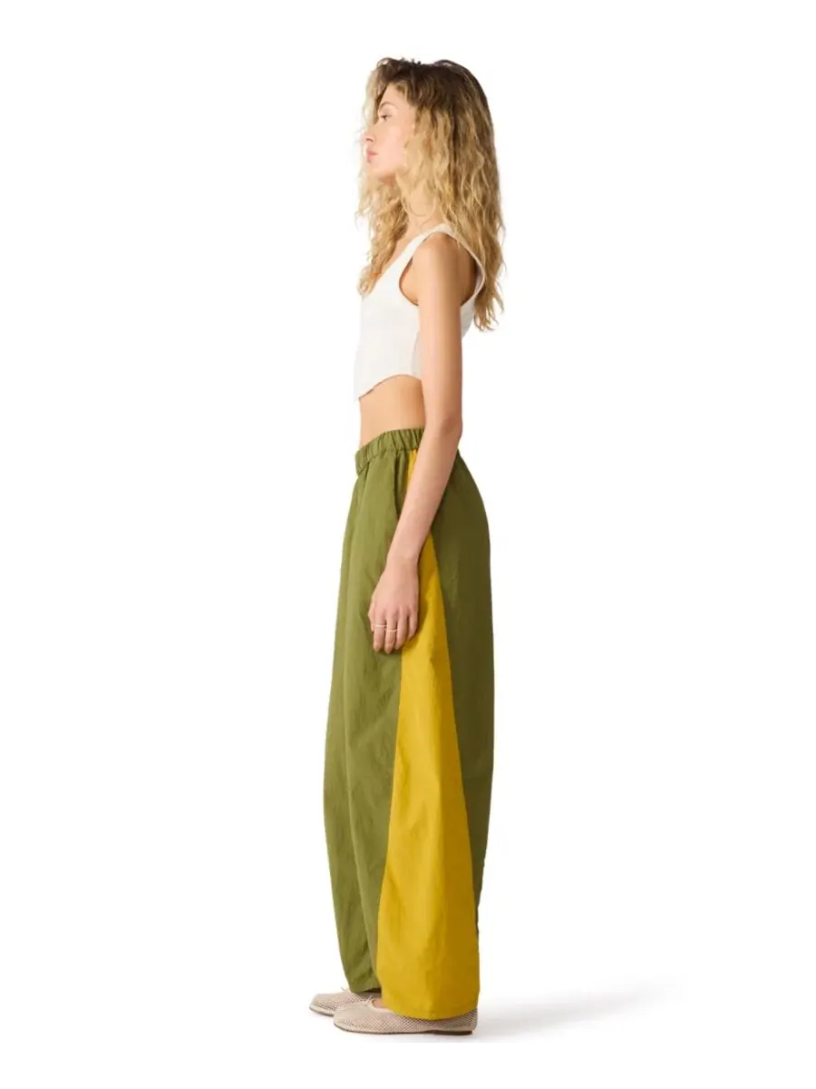 Спортивные брюки с разрезами по низу, модель Khoda Mid-Rise Barrel Track Pants Steve Madden — изображение 3 из 5, груз