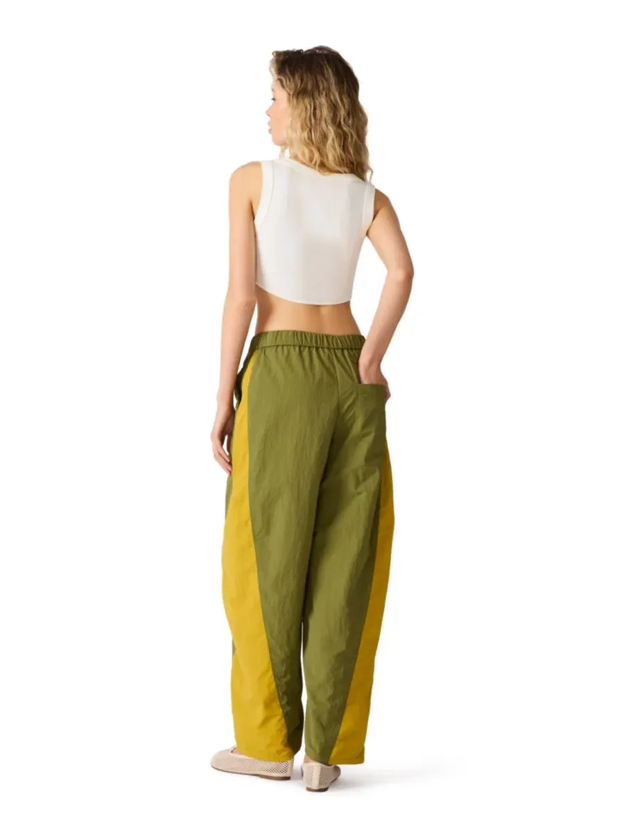 Спортивные брюки с разрезами по низу, модель Khoda Mid-Rise Barrel Track Pants Steve Madden — изображение 5 из 5, груз