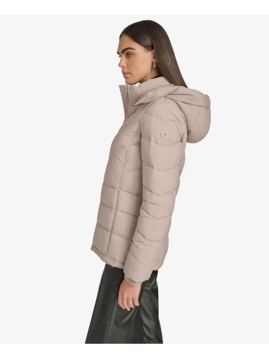 Женская короткая пуховая куртка на молнии спереди Calvin Klein — изображение 3 из 6, атмосферный