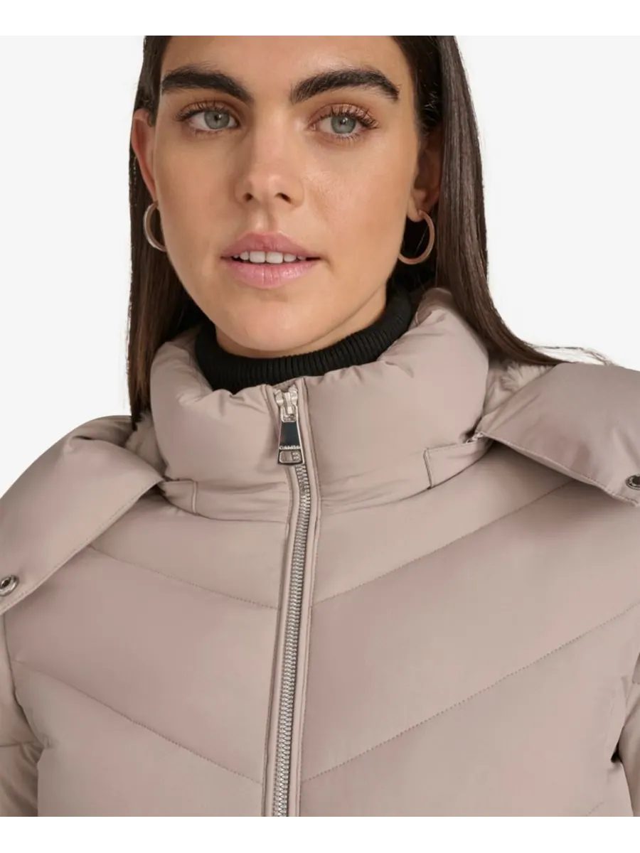 Женская короткая пуховая куртка на молнии спереди Calvin Klein — изображение 6 из 6, атмосферный