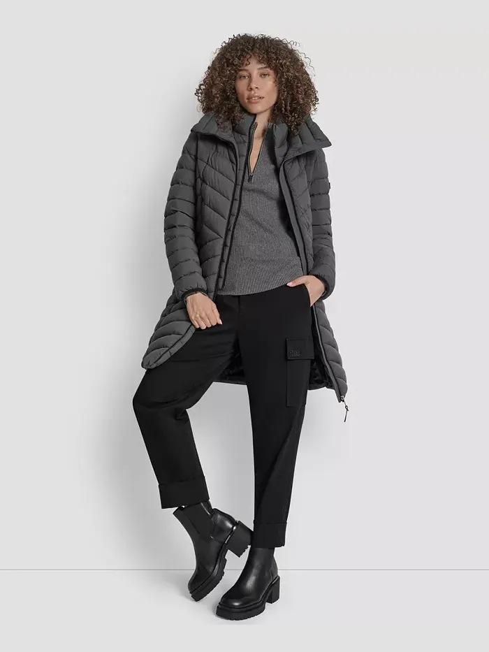 Женское стеганое пальто с комбинацией карманов DKNY — изображение 7 из 7, титан