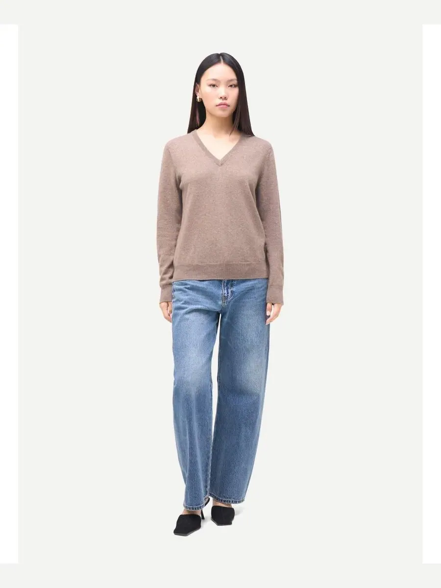 Женский классический кашемировый свитер с V-образным вырезом Gobi Cashmere — изображение 2 из 4, бежевый