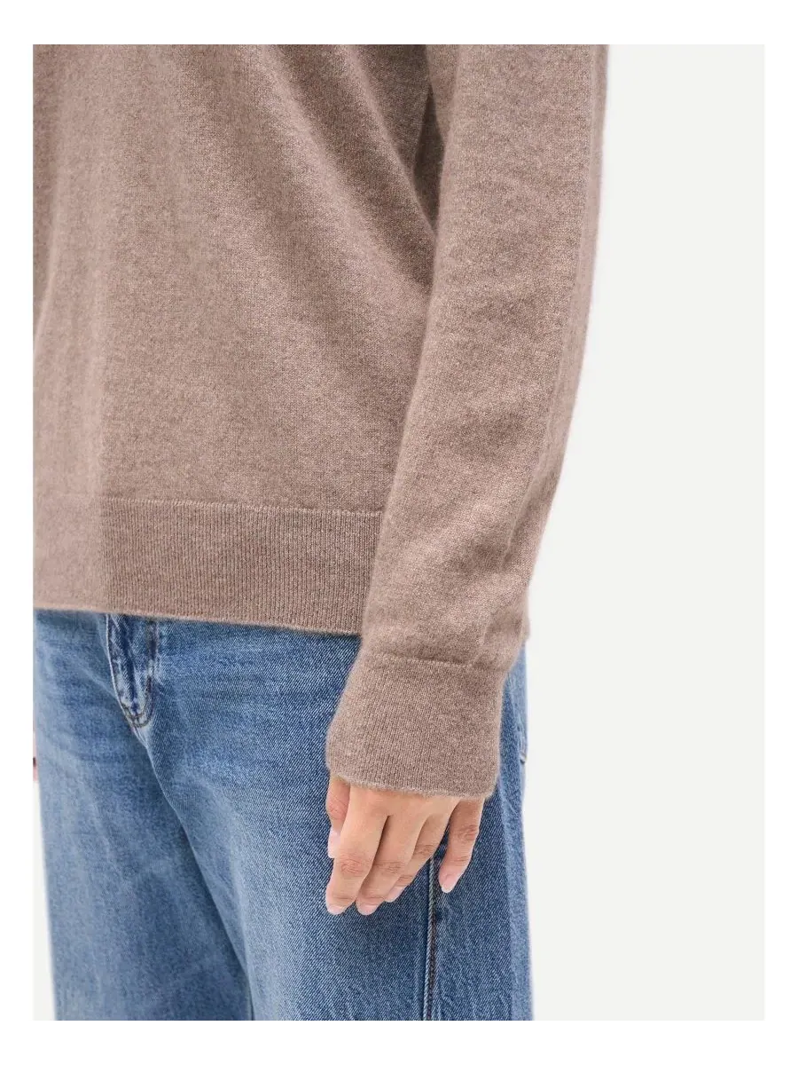 Женский классический кашемировый свитер с V-образным вырезом Gobi Cashmere — изображение 4 из 4, бежевый