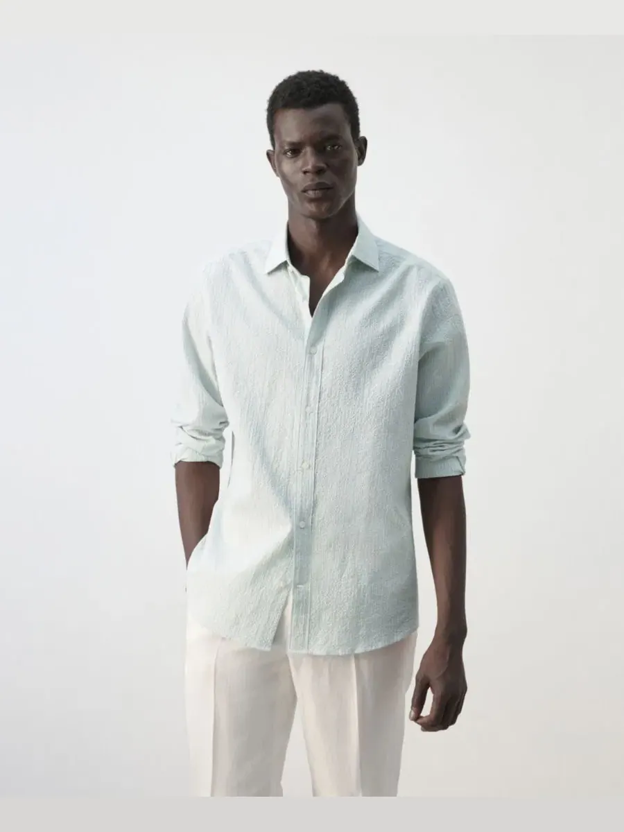 Мужская рубашка с фактурным полосатым принтом, модель Textured Striped Seersucker Shirt MANGO