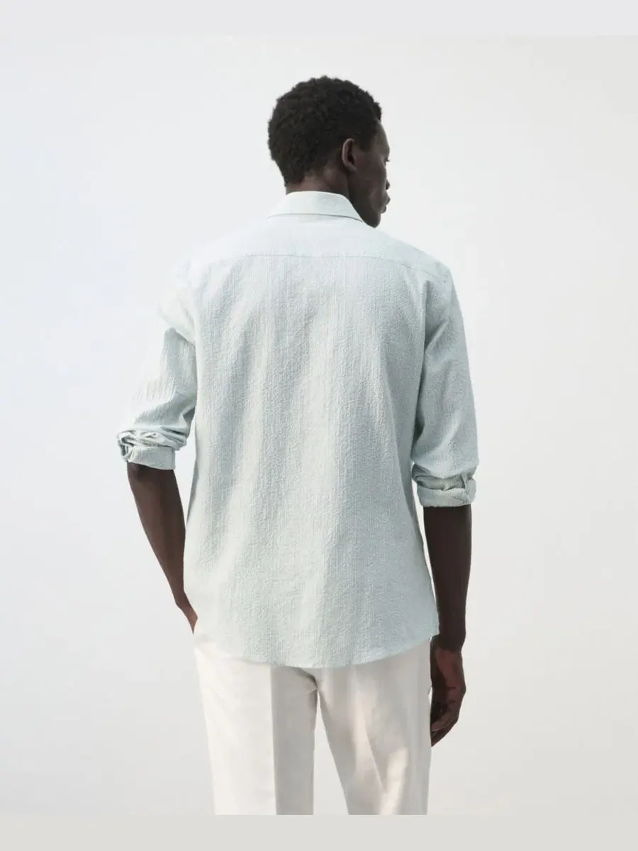 Мужская рубашка с фактурным полосатым принтом, модель Textured Striped Seersucker Shirt MANGO — изображение 2 из 6, зеленый