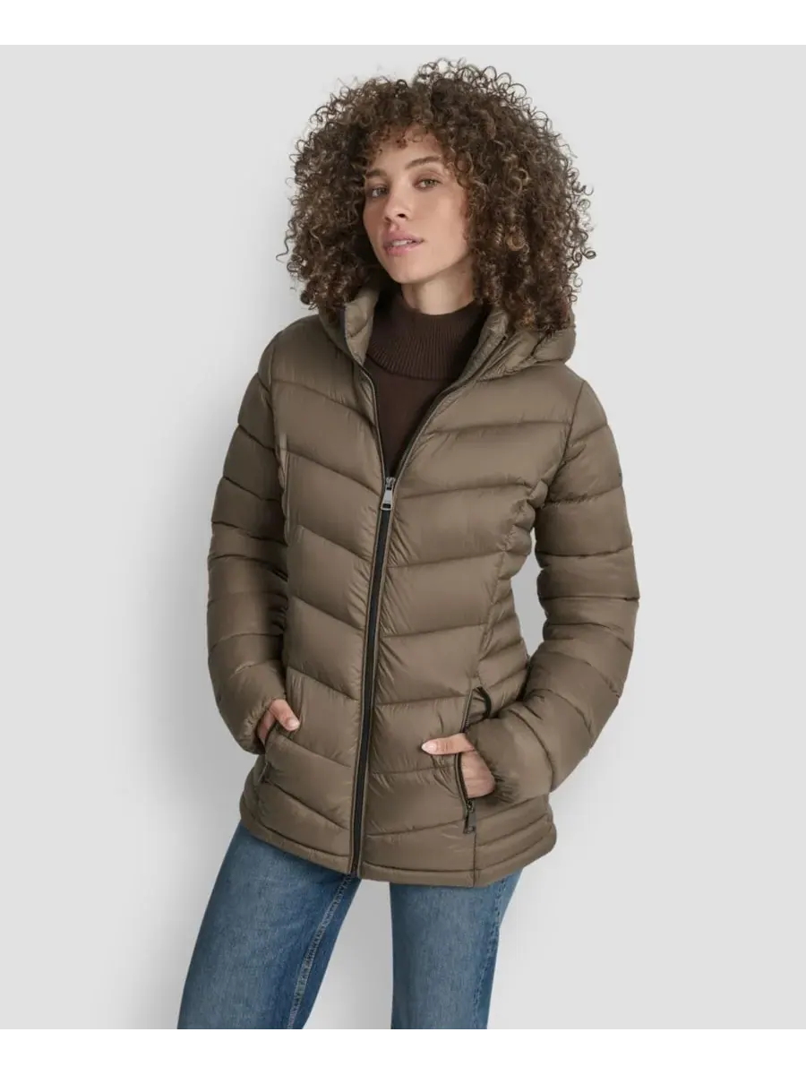 Женская стеганая куртка-пуховик с узором «шеврон» на молнии DKNY — изображение 1 из 7, тауп