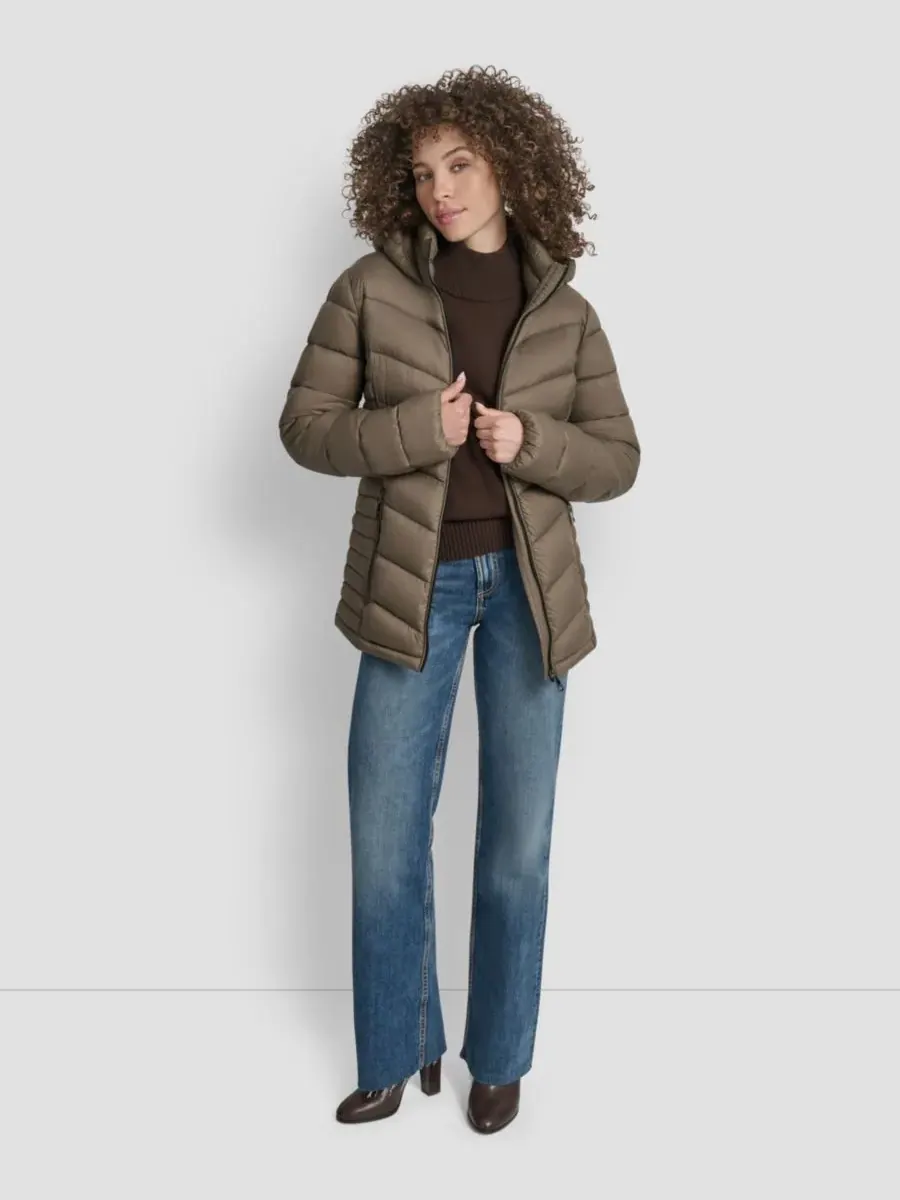 Женская стеганая куртка-пуховик с узором «шеврон» на молнии DKNY — изображение 3 из 7, тауп