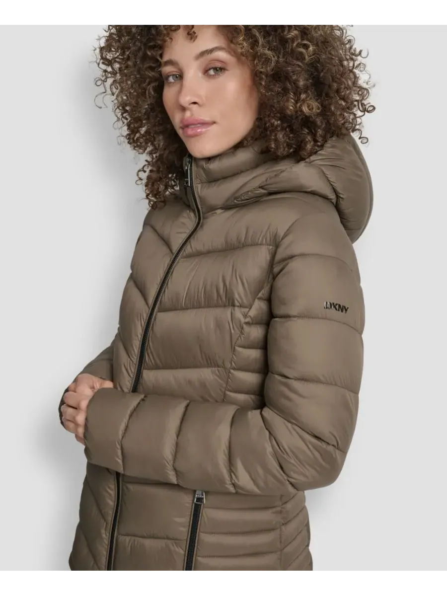Женская стеганая куртка-пуховик с узором «шеврон» на молнии DKNY — изображение 5 из 7, тауп