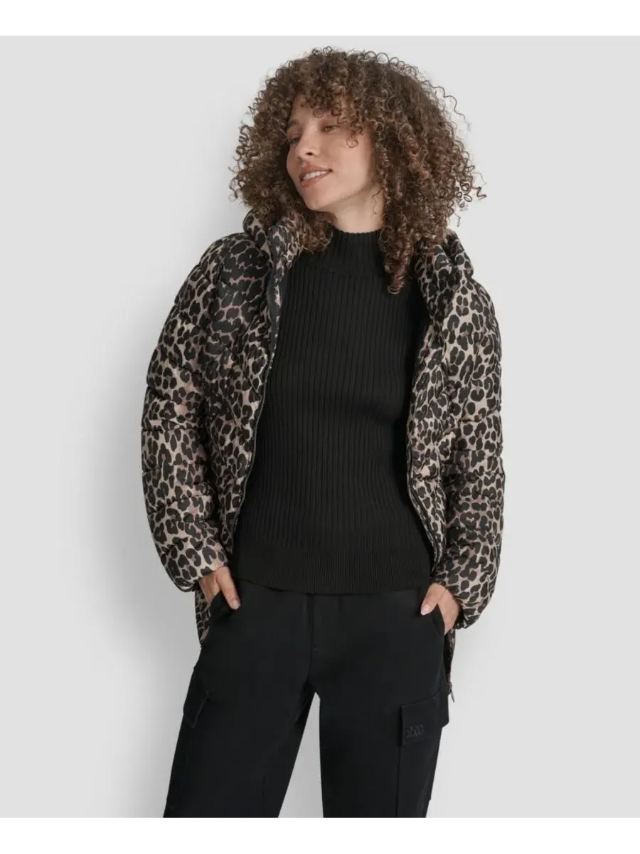 Женская стеганая куртка-пуховик с узором «шеврон» на молнии DKNY, леопард — изображение 4 из 7, леопардовый
