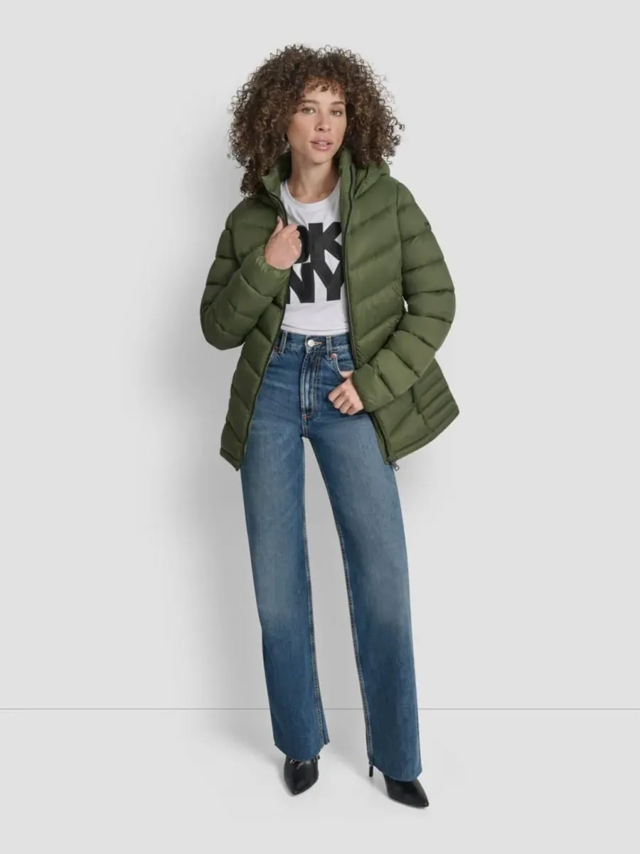 Женская стеганая куртка-пуховик с узором «шеврон» на молнии DKNY, everзеленый — изображение 3 из 7