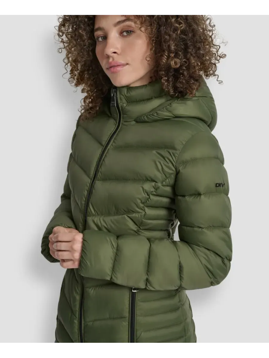 Женская стеганая куртка-пуховик с узором «шеврон» на молнии DKNY, everзеленый — изображение 4 из 7