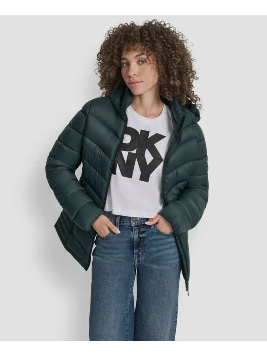 Женская стеганая куртка-пуховик с узором «шеврон» на молнии DKNY — изображение 4 из 7, малахит