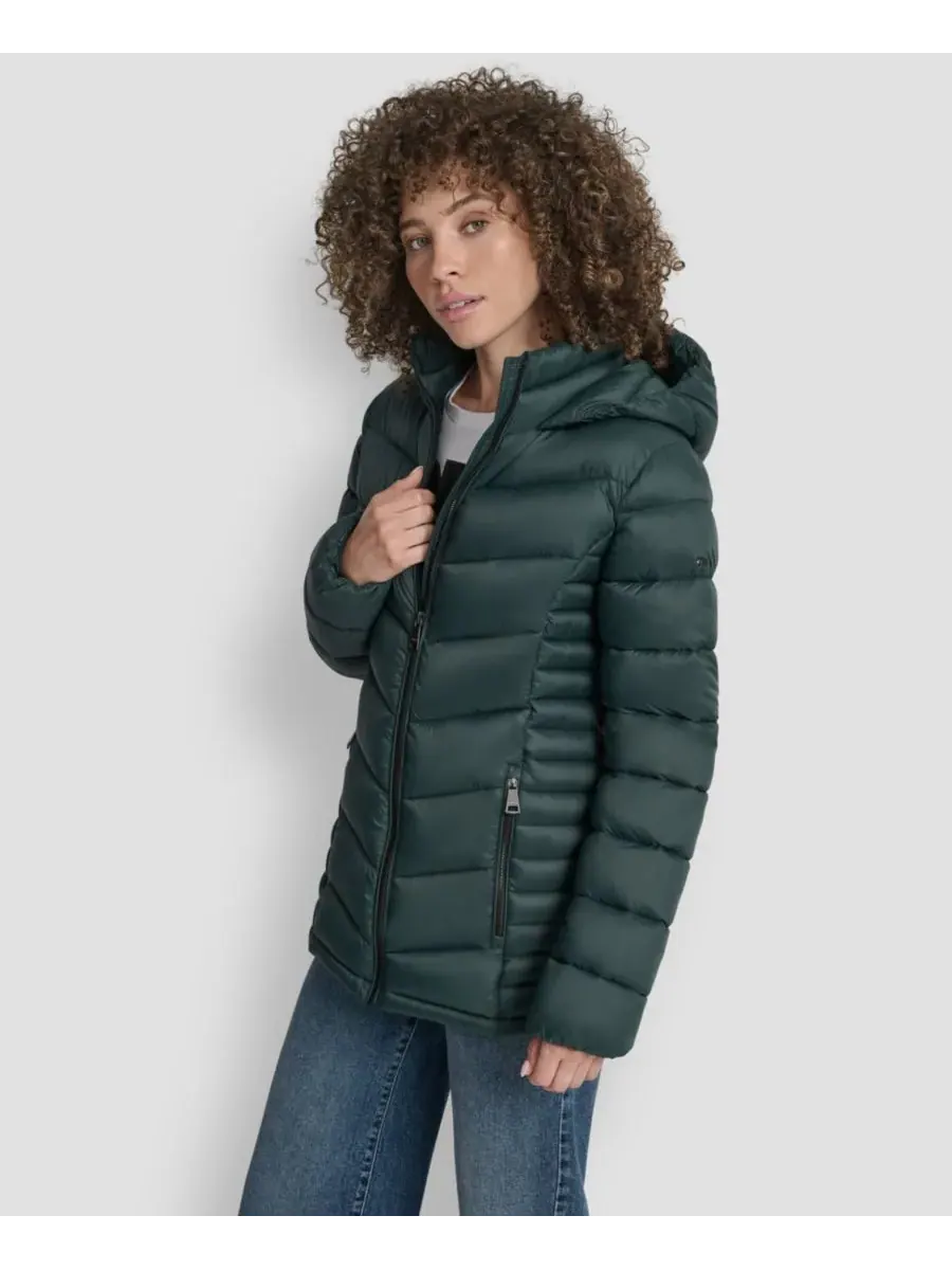 Женская стеганая куртка-пуховик с узором «шеврон» на молнии DKNY — изображение 5 из 7, малахит