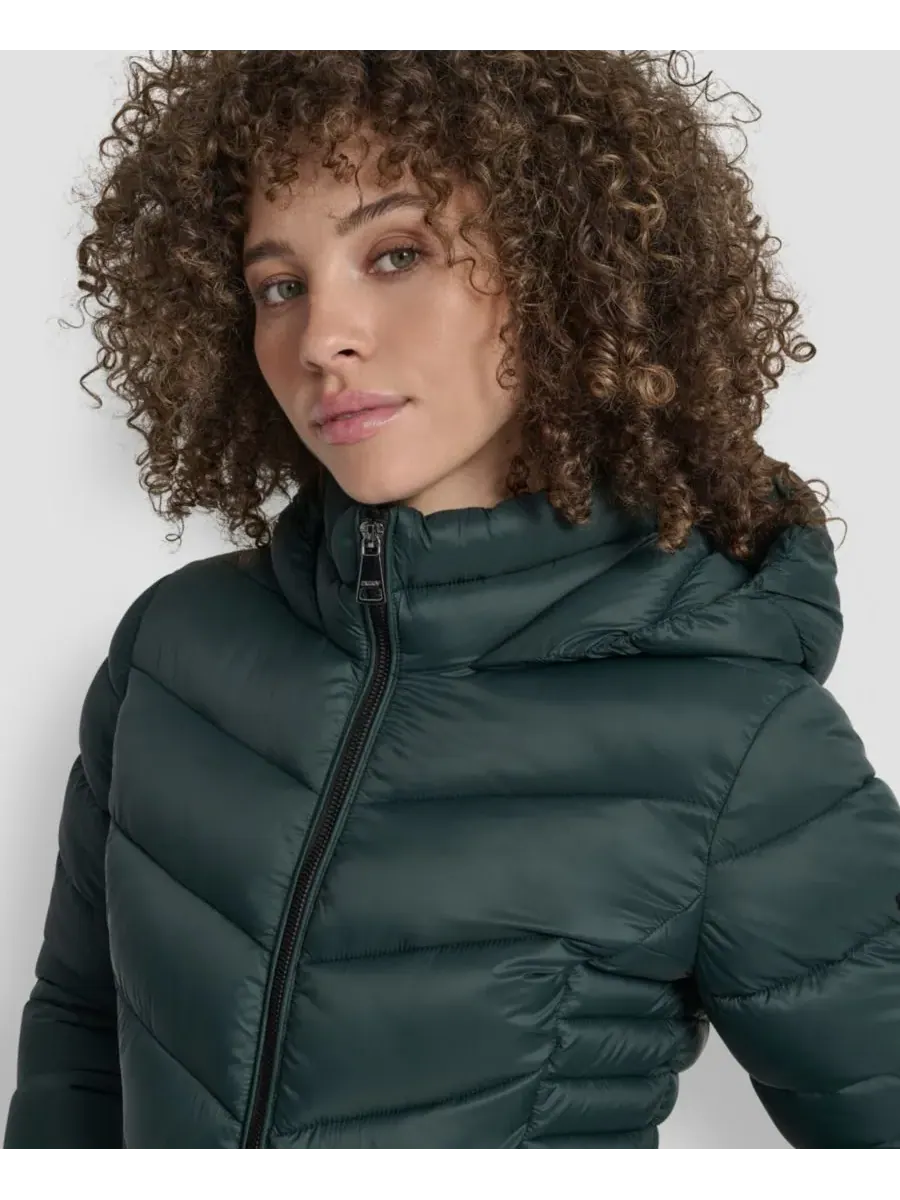 Женская стеганая куртка-пуховик с узором «шеврон» на молнии DKNY — изображение 6 из 7, малахит