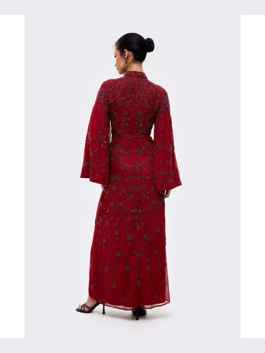 Платье-макси с пайетками и высоким воротом, модель Embellished Sequins High Neck Gown Maryisa — изображение 4 из 4