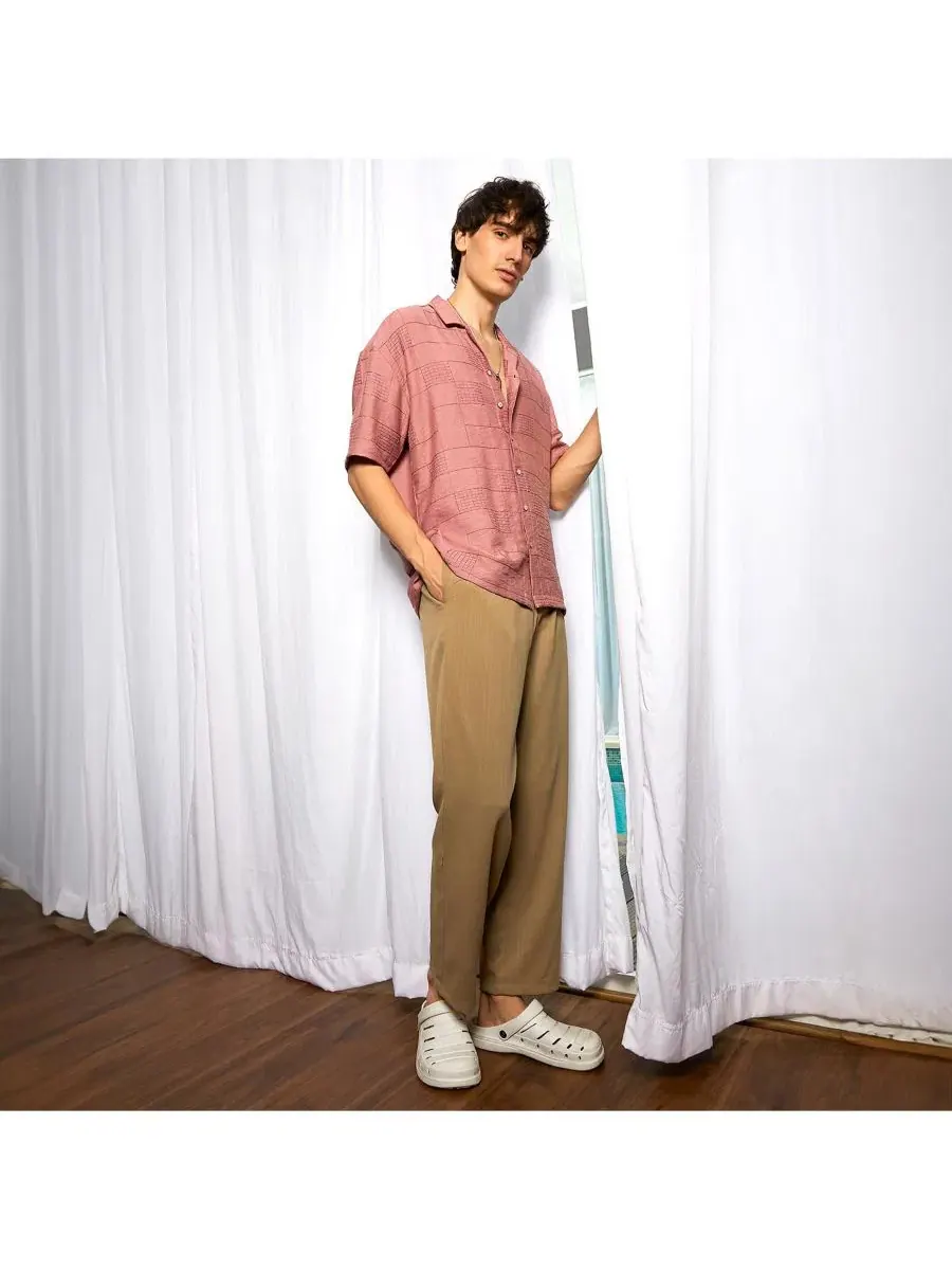 Оверсайз рубашка с коротким рукавом, Breezy Foliage Shirt Campus Sutra — изображение 5 из 7, коричневый