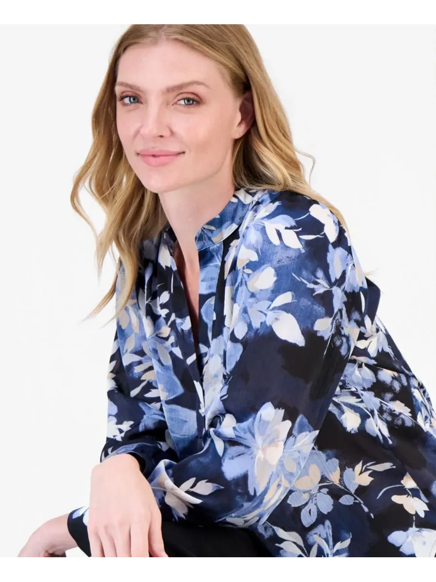 Блуза с V-образным вырезом и плиссированным передом Anne Klein — изображение 2 из 4, синий мульти
