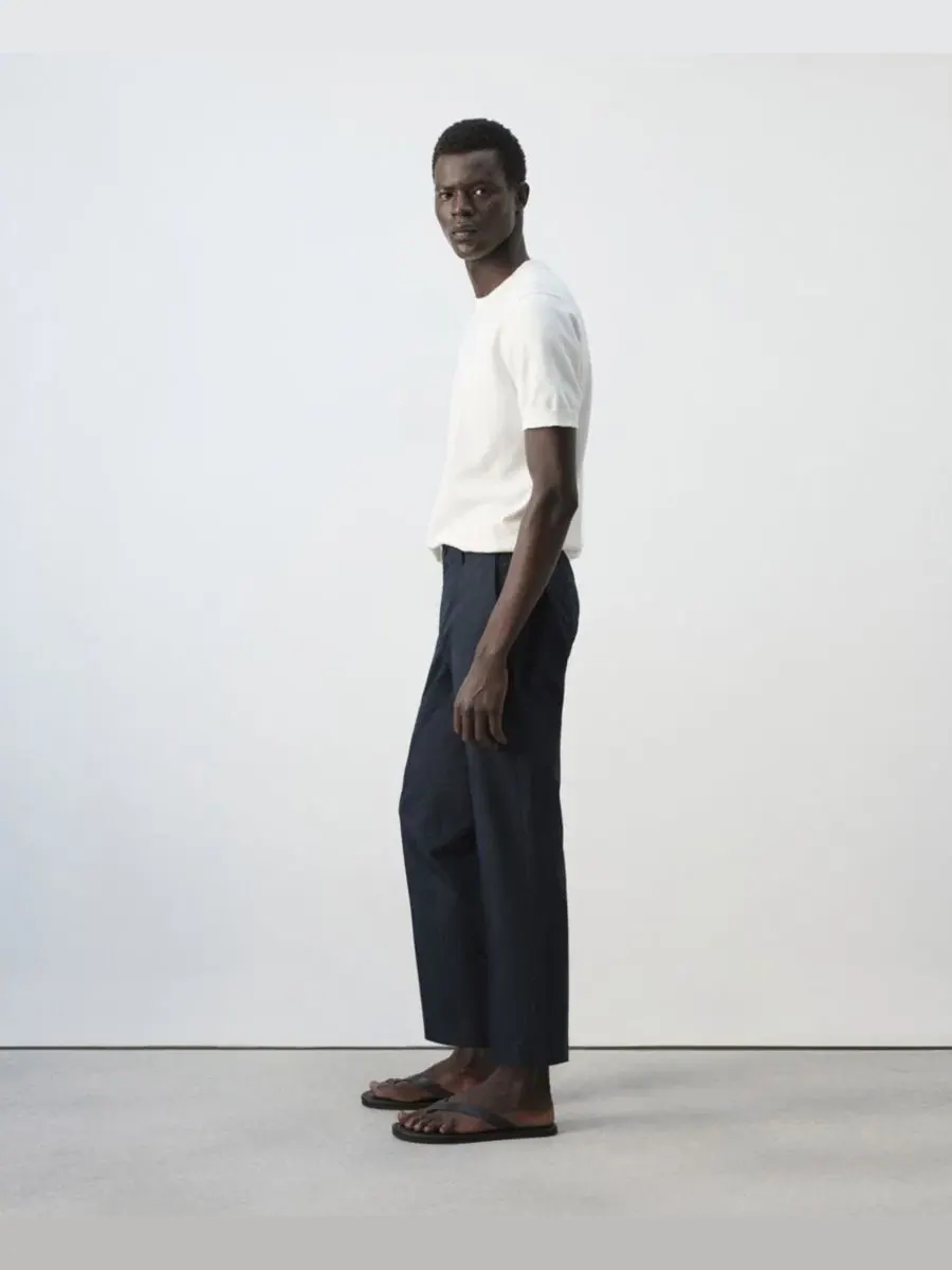 Брюки зауженные укороченные из хлопка и лиоцелла Slim Fit MANGO — изображение 4 из 7, темно-синий