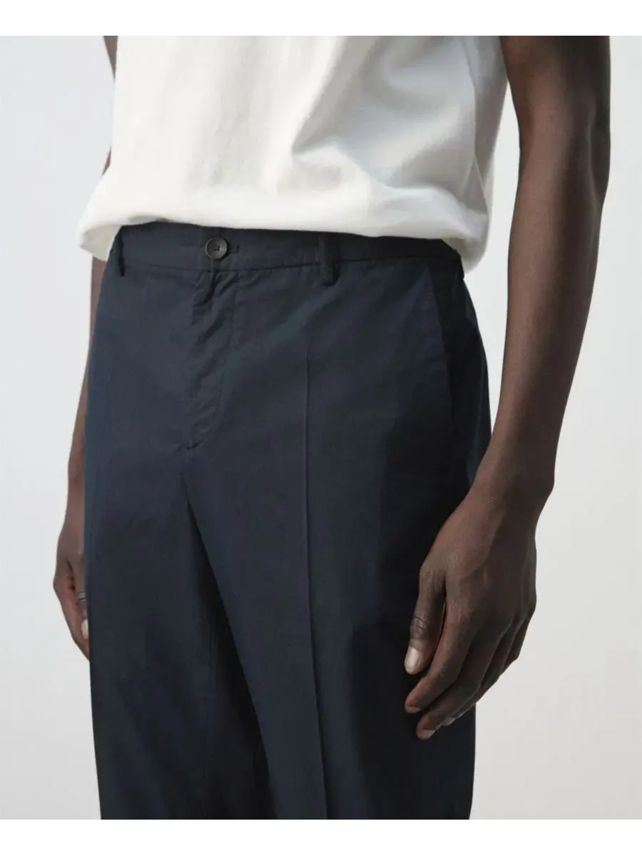 Брюки зауженные укороченные из хлопка и лиоцелла Slim Fit MANGO — изображение 6 из 7, темно-синий