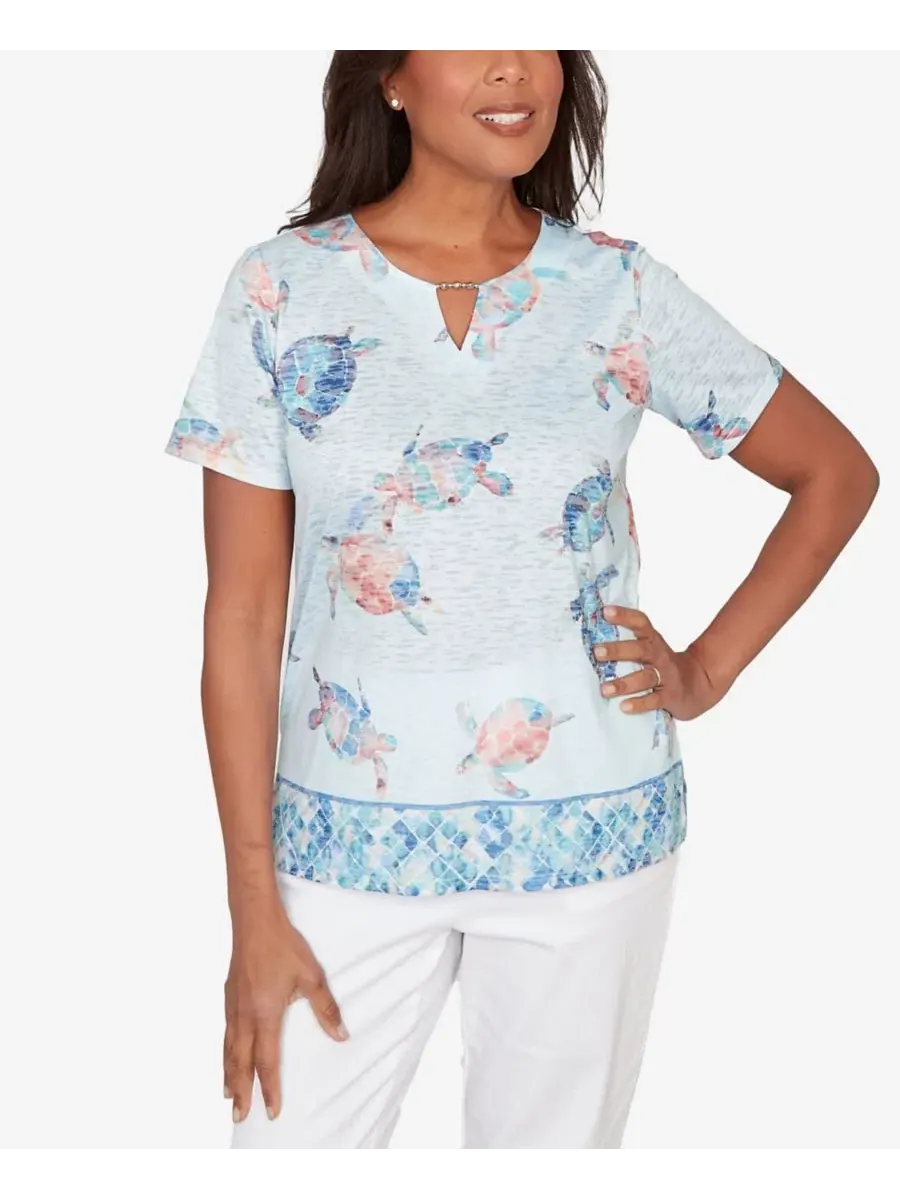 Блузка с принтом морской черепахи Petite Sea Turtle Border Split Neck Top Alfred Dunner