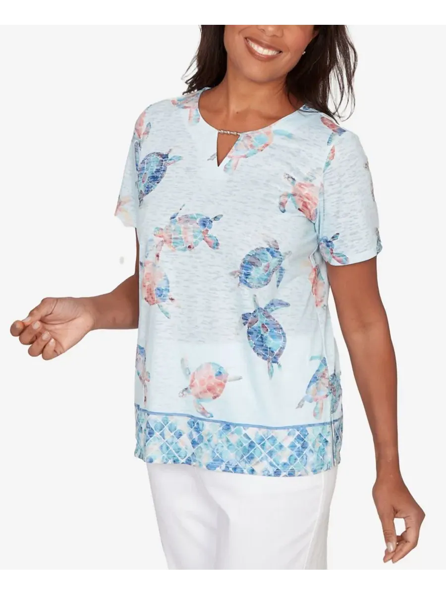 Блузка с принтом морской черепахи Petite Sea Turtle Border Split Neck Top Alfred Dunner — изображение 2 из 5, мульти