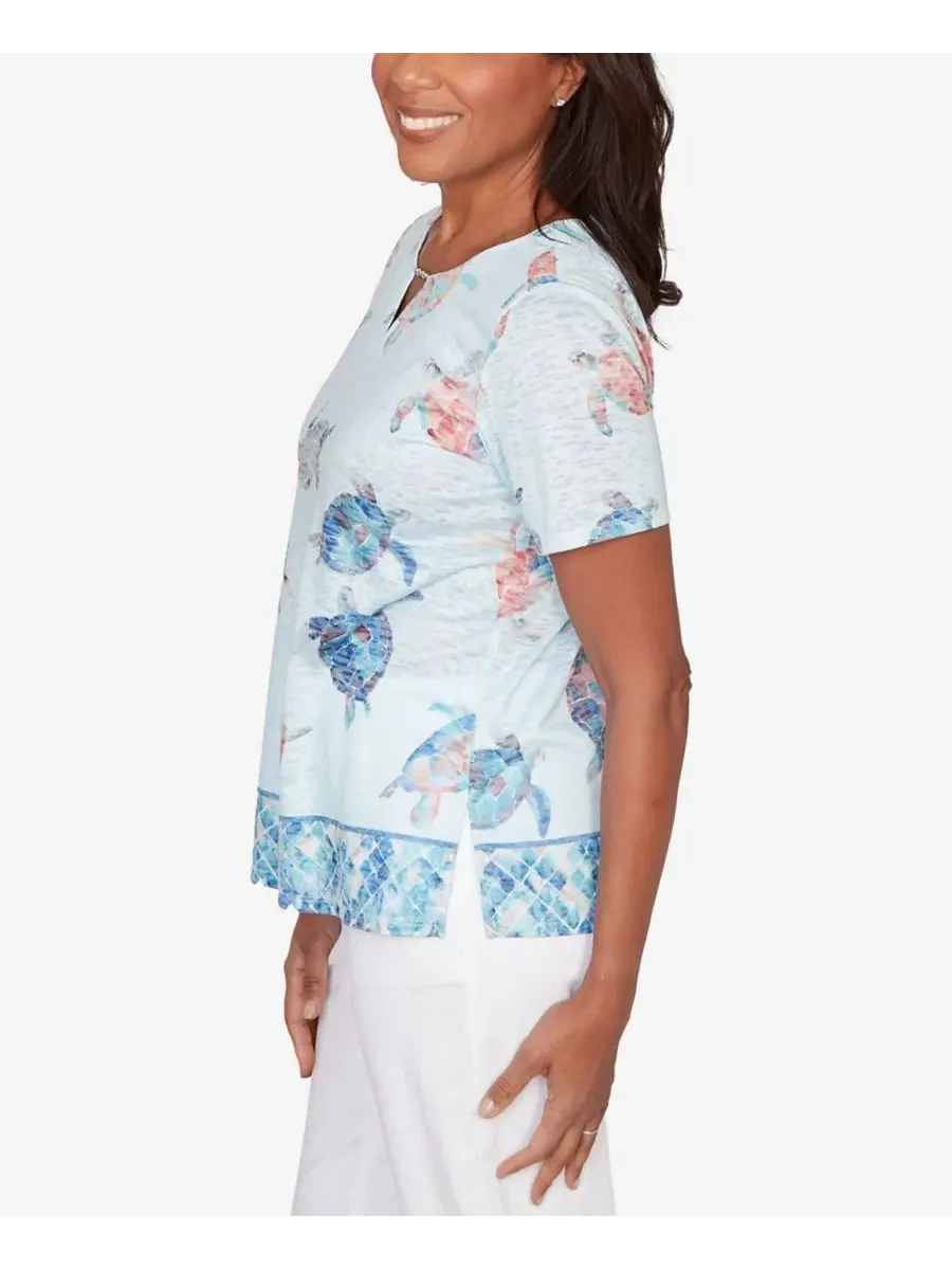Блузка с принтом морской черепахи Petite Sea Turtle Border Split Neck Top Alfred Dunner — изображение 3 из 5, мульти