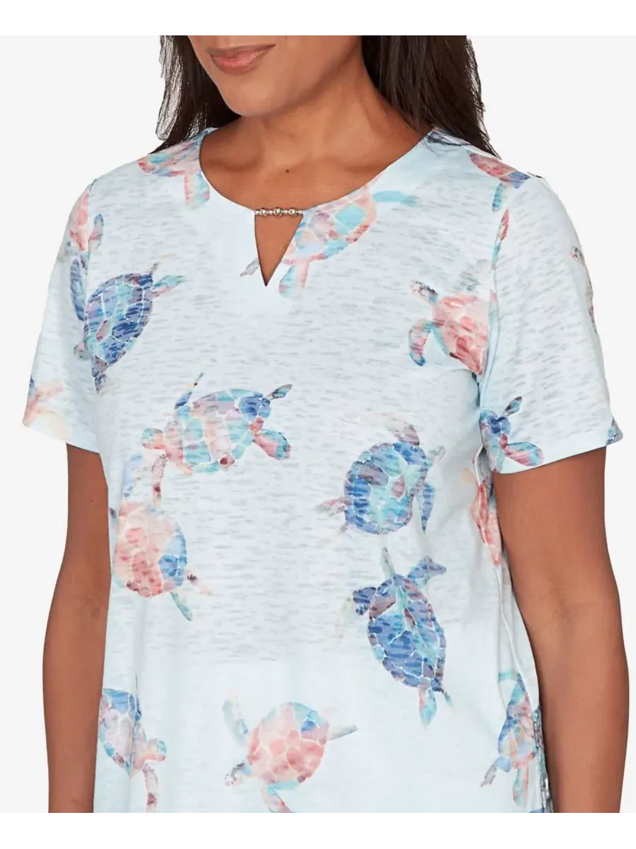 Блузка с принтом морской черепахи Petite Sea Turtle Border Split Neck Top Alfred Dunner — изображение 4 из 5, мульти