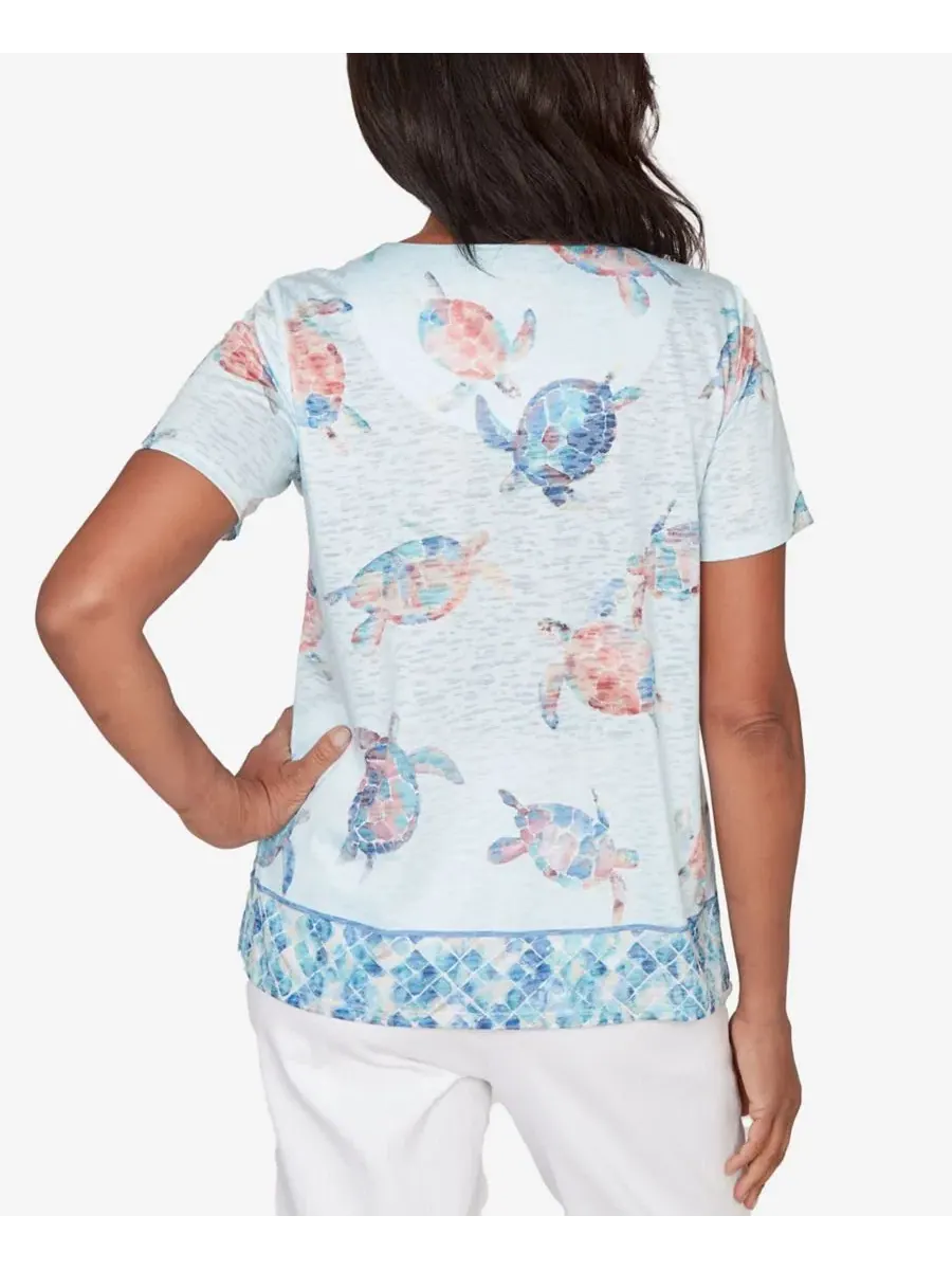 Блузка с принтом морской черепахи Petite Sea Turtle Border Split Neck Top Alfred Dunner — изображение 5 из 5, мульти