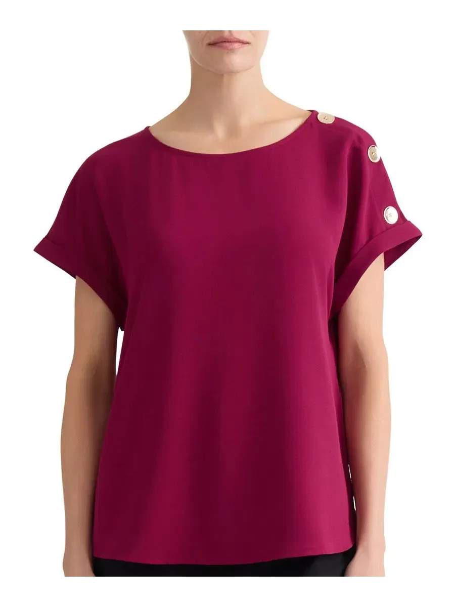Блузка с коротким рукавом и пуговицами на плечах, модель Petite Shoulder-Button-Detail Boat-Neck