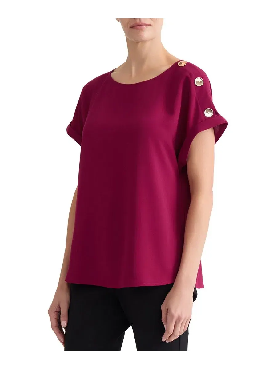 Блузка с коротким рукавом и пуговицами на плечах, модель Petite Shoulder-Button-Detail Boat-Neck — изображение 3 из 5