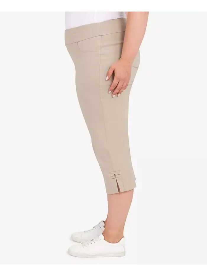 Брюки-капри Plus Size Essentials Solid Push-On с подрезами по низу HEARTS OF PALM — изображение 3 из 4, чино