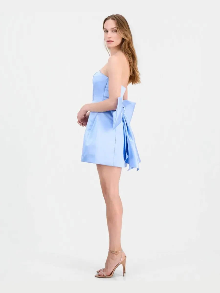 Платье-трапеция без бретелей с бантом Melody Bow Back LULUS — изображение 2 из 3, светлый синий