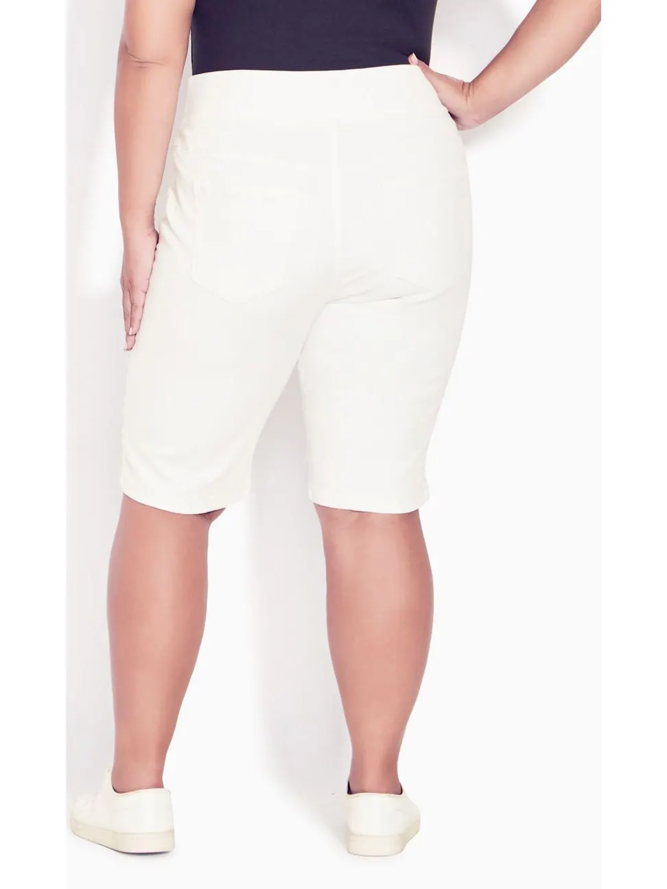 Женские джинсовые шорты Butter Denim Pull On Short AVENUE — изображение 3 из 3, белый