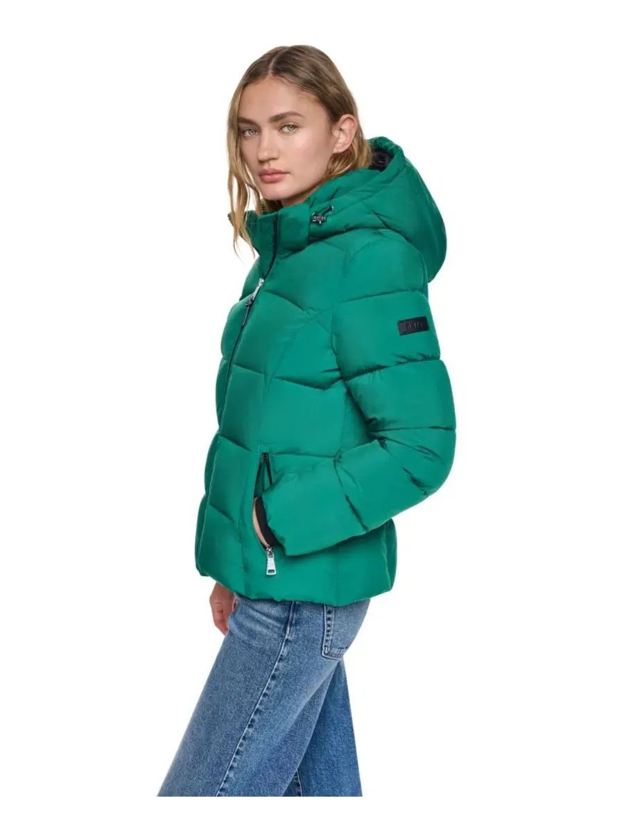 Женское короткое стеганое пальто-пуховик с капюшоном DKNY — изображение 3 из 6, зеленый