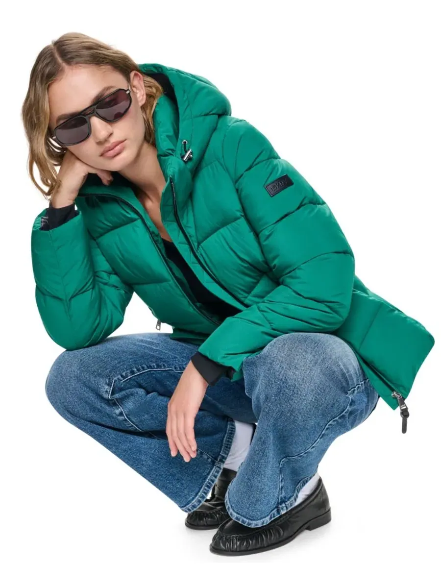 Женское короткое стеганое пальто-пуховик с капюшоном DKNY — изображение 4 из 6, зеленый