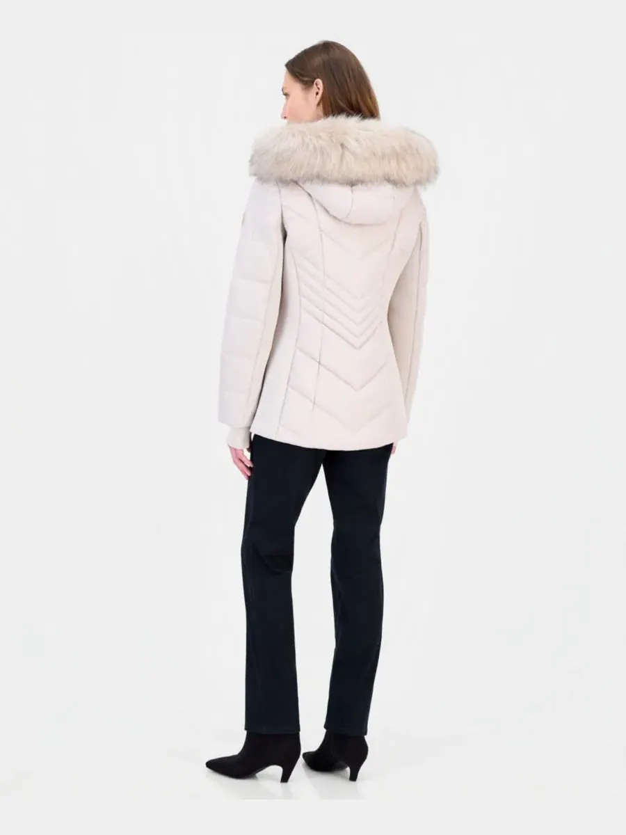 Женское пальто-пуховик с капюшоном из искусственного меха, модель Faux-Fur-Trim Hooded Puffer Coat — изображение 3 из 5