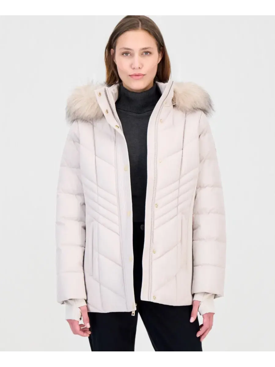 Женское пальто-пуховик с капюшоном из искусственного меха, модель Faux-Fur-Trim Hooded Puffer Coat — изображение 4 из 5