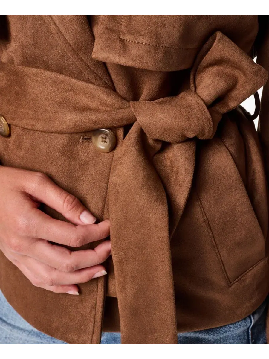 Куртка-тренч короткая из искусственной замши с поясом, модель Faux Suede Short Trench DKNY Jeans — изображение 6 из 7