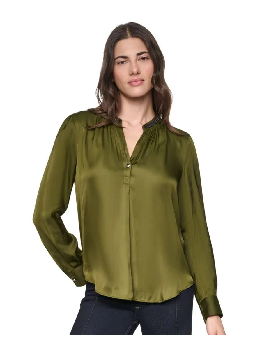 Блузка из атласа с V-образным вырезом и длинным рукавом DKNY — изображение 1 из 8, темный оливковый