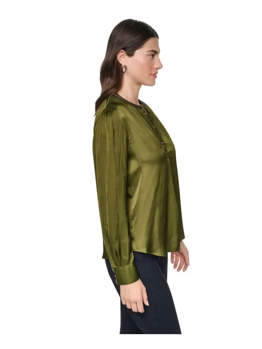 Блузка из атласа с V-образным вырезом и длинным рукавом DKNY — изображение 3 из 8, темный оливковый