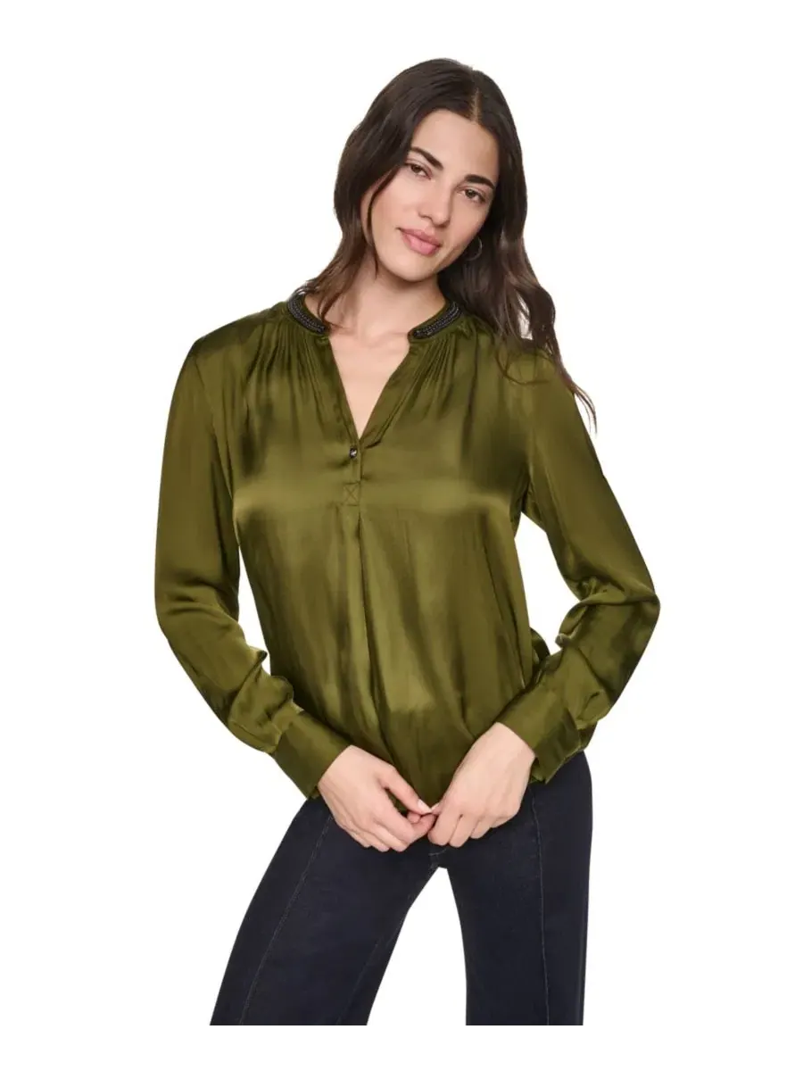 Блузка из атласа с V-образным вырезом и длинным рукавом DKNY — изображение 4 из 8, темный оливковый