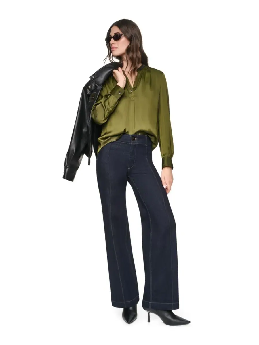 Блузка из атласа с V-образным вырезом и длинным рукавом DKNY — изображение 7 из 8, темный оливковый