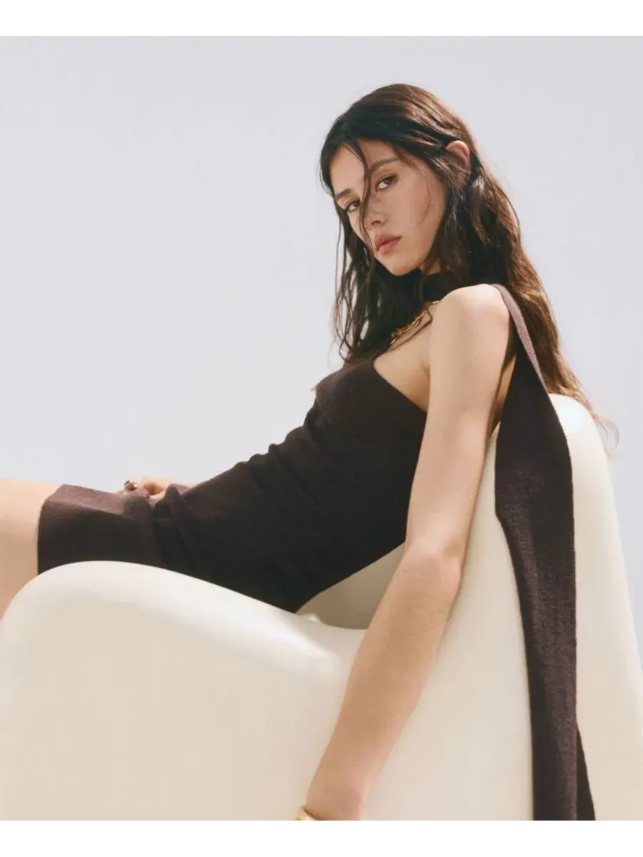Асимметричное платье с шарфом без рукавов, модель Scarf Asymmetrical Knit Dress MANGO — изображение 5 из 8, коричневый