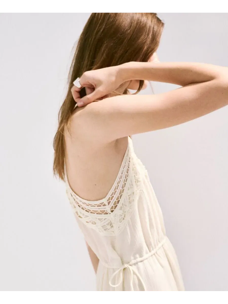 Платье с вышивкой и защипами, модель Openwork Embroidery Crinkled Dress MANGO — изображение 4 из 6, светлый бежевый