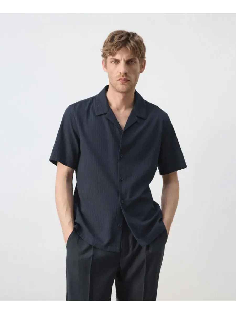 Мужская рубашка свободного кроя с коротким рукавом Regular Fit Cotton Shirt MANGO — изображение 1 из 6, темный темно-синий