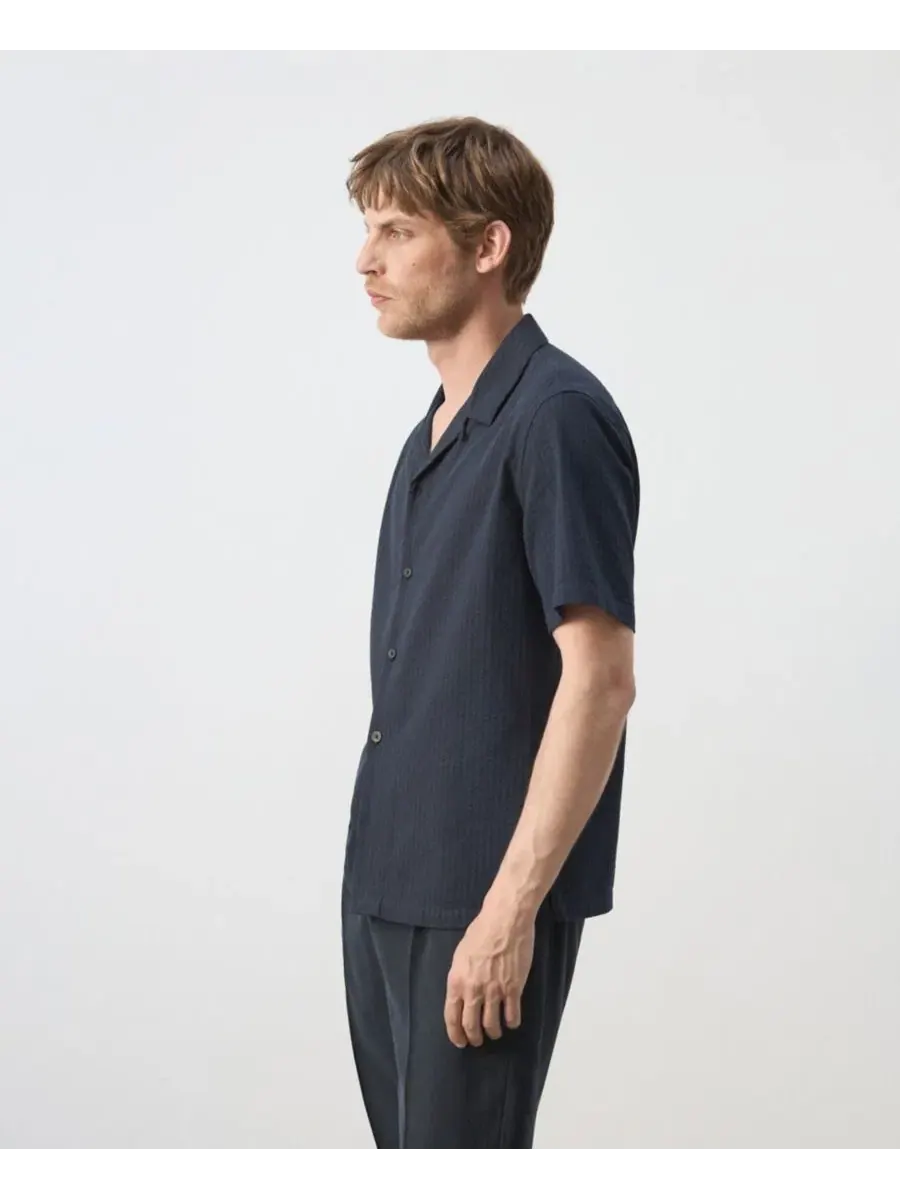 Мужская рубашка свободного кроя с коротким рукавом Regular Fit Cotton Shirt MANGO — изображение 4 из 6, темный темно-синий