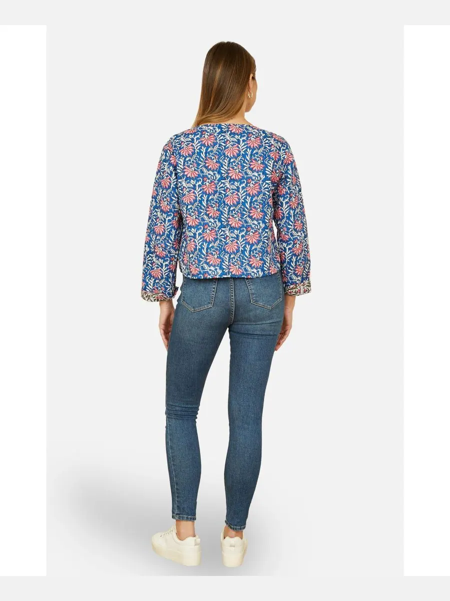 Женская двусторонняя стеганая хлопковая куртка с цветочным принтом Yumi — изображение 4 из 6, синий/зеленый
