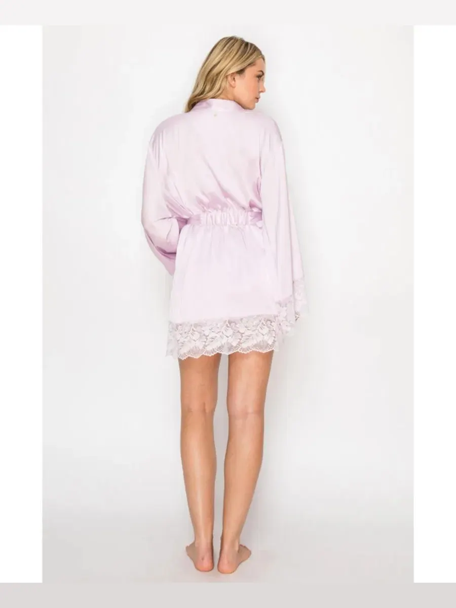 Халат-кимоно из атласа с кружевной отделкой, модель Sparkle-Lace Floral Wrap Robe Badgley Mischka — изображение 4 из 6