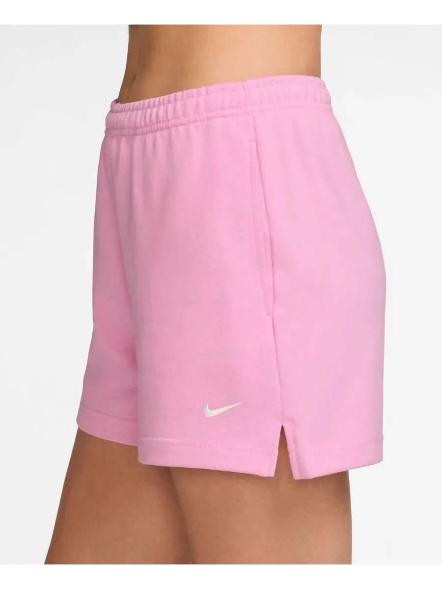Шорты женские из футера с эластичным поясом и боковыми карманами Studio Fleece Nike — изображение 2 из 4, розовый