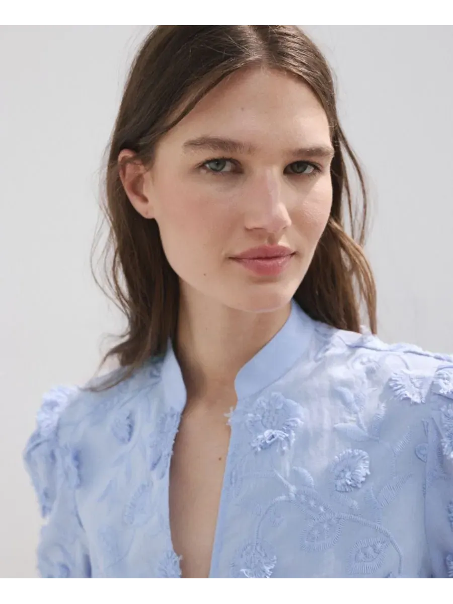 Блуза с вышивкой, с напуском, модель Embroidered Puff-Sleeve Blouse MANGO — изображение 4 из 7, синий